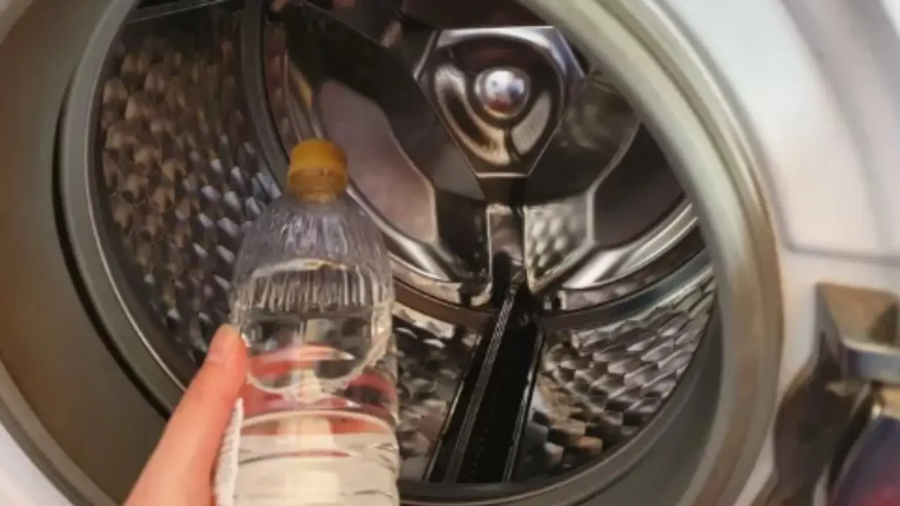 Usi l’aceto al posto dell’ammorbidente e i panni puzzano? Ecco cosa stai sbagliando