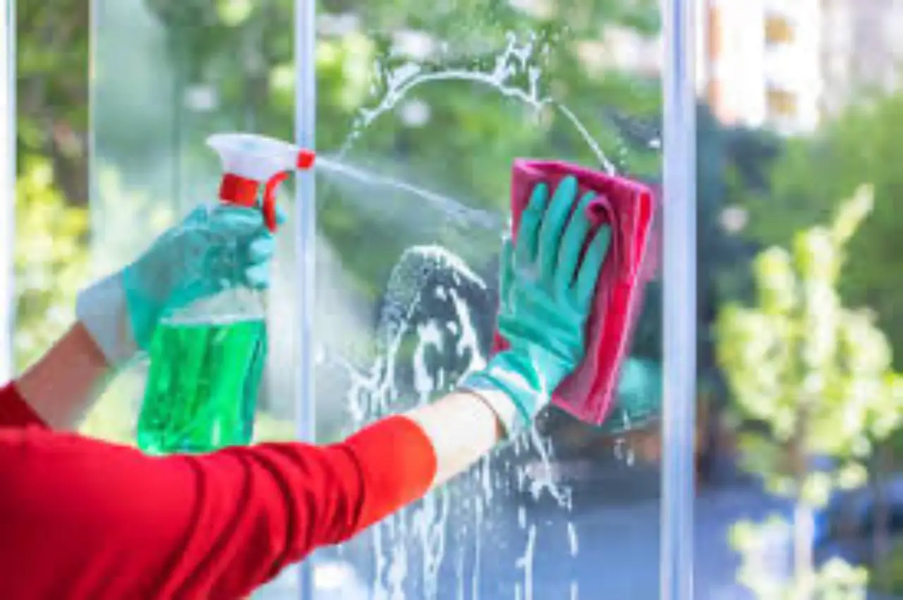 Vuoi far pulire i vetri? Ecco il costo reale che i professionisti chiedono al metro quadro