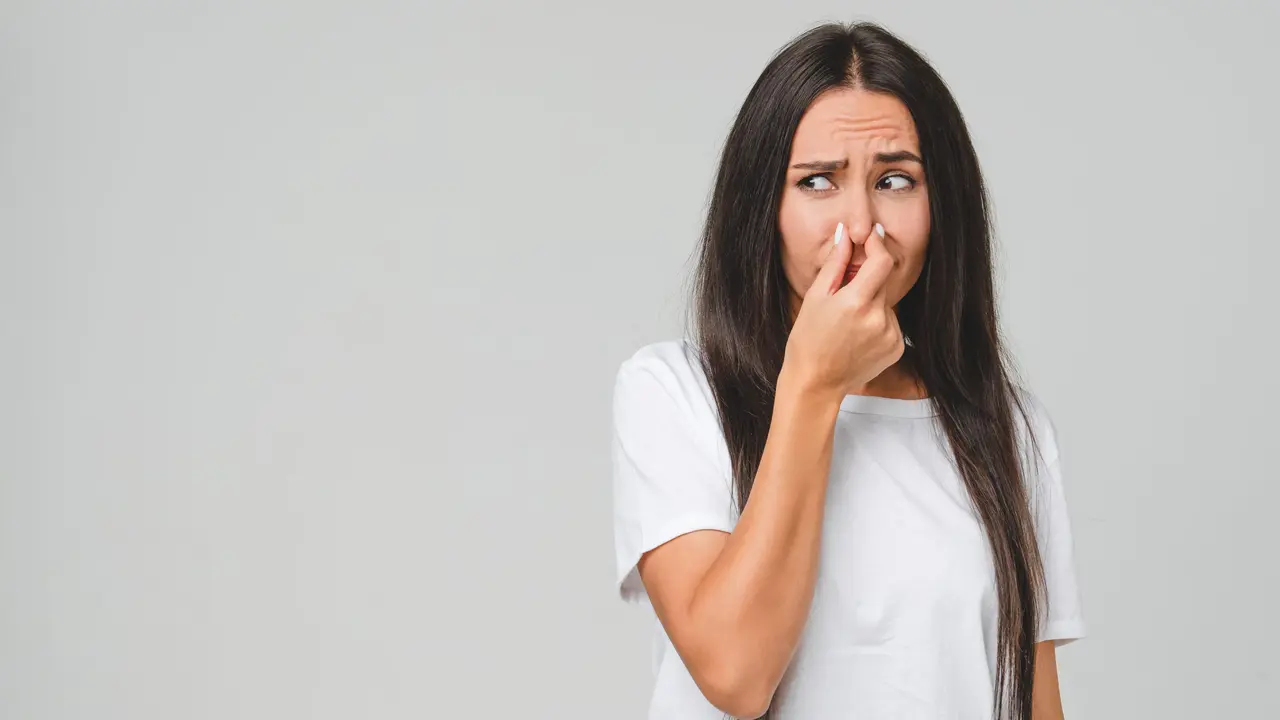 Non coprire soltanto la puzza: ecco il consiglio degli esperti per eliminarla davvero