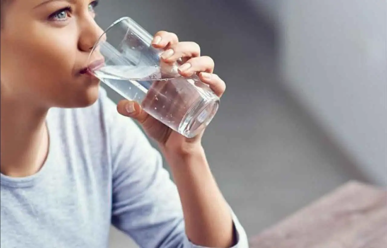 Bevi troppo poco? Ecco cosa aggiungere all’acqua per renderla irresistibile e depurarti