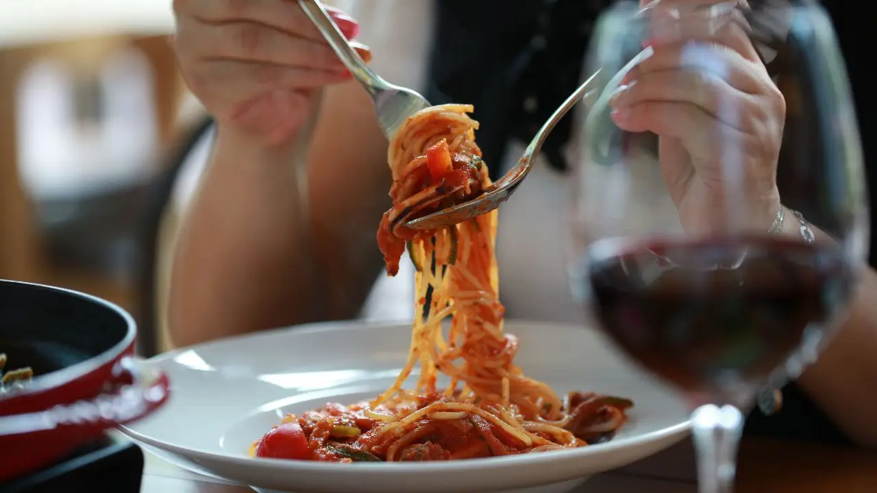 Mangi la pasta di sera? Ecco l’unico tipo che non ti farà ingrassare e favorisce il sonno