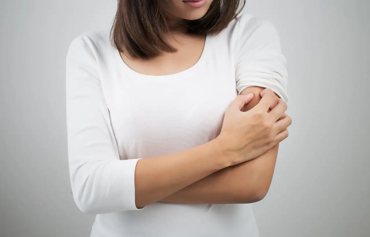 Prurito e forfora ostinata? Potrebbe essere questa dermatite diffusa ecco come riconoscerla