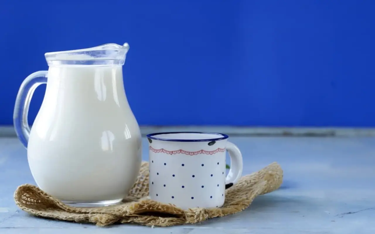 Bere latte caldo prima di dormire: ecco i benefici sorprendenti che non conoscevi