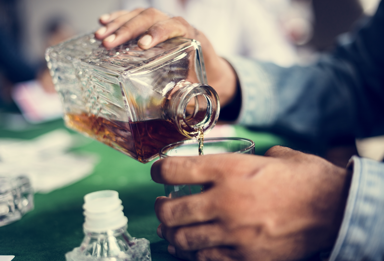 Non solo il fegato: ecco tutti i danni devastanti che l’alcol fa al tuo corpo anche se bevi poco