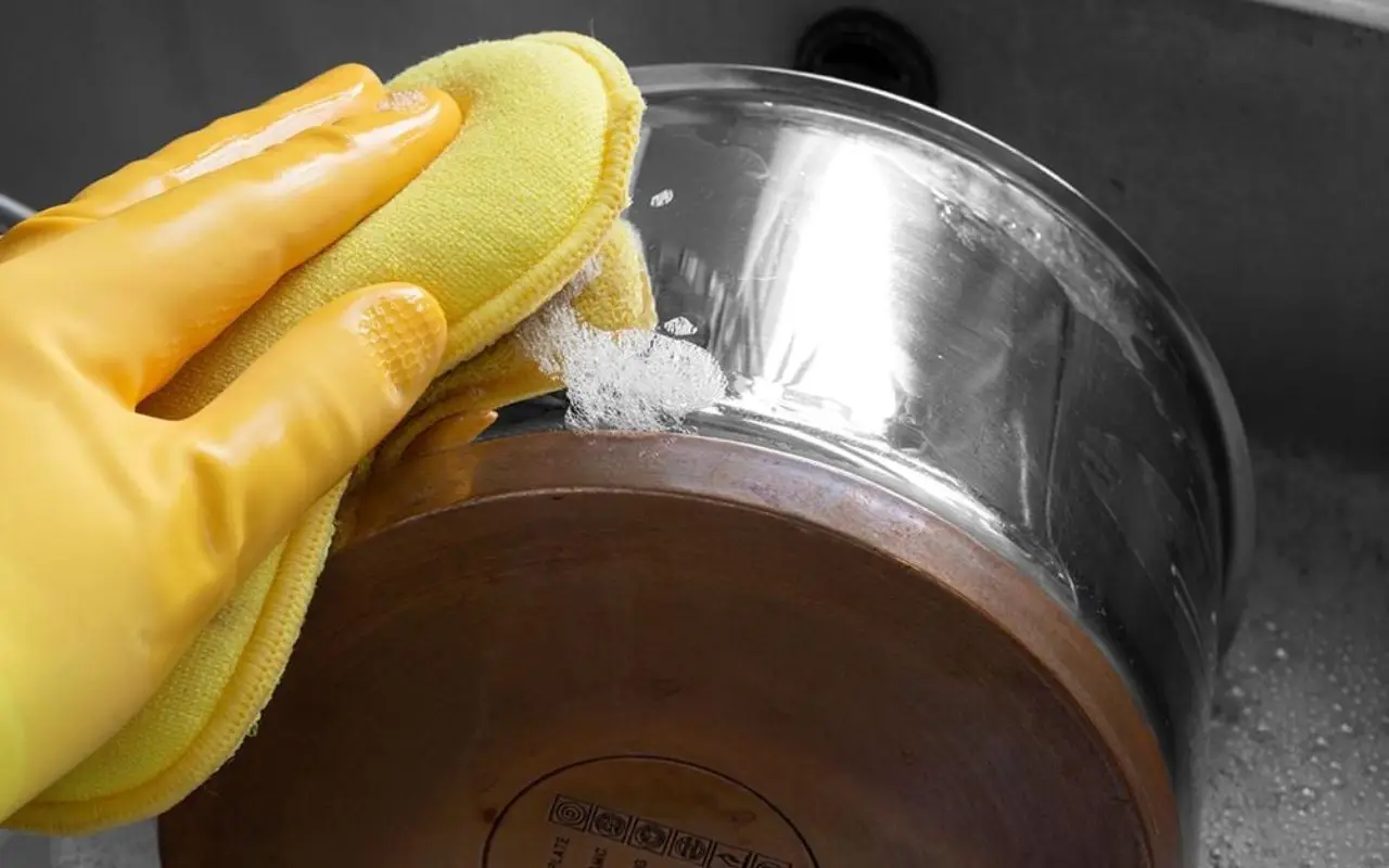 Attenzione a cosa usi sull’alluminio: ecco i prodotti per pulirlo senza rovinarlo