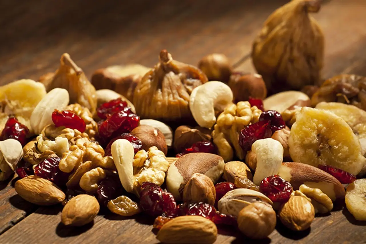 Mangi frutta secca per abbassare il colesterolo? Ecco cosa succede davvero al tuo sangue