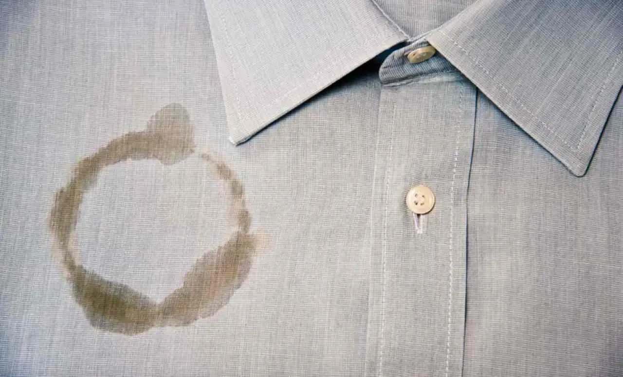 Vestito bianco e nero stinto? Non buttarlo: ecco il trucco per smacchiarlo e far tornare i colori