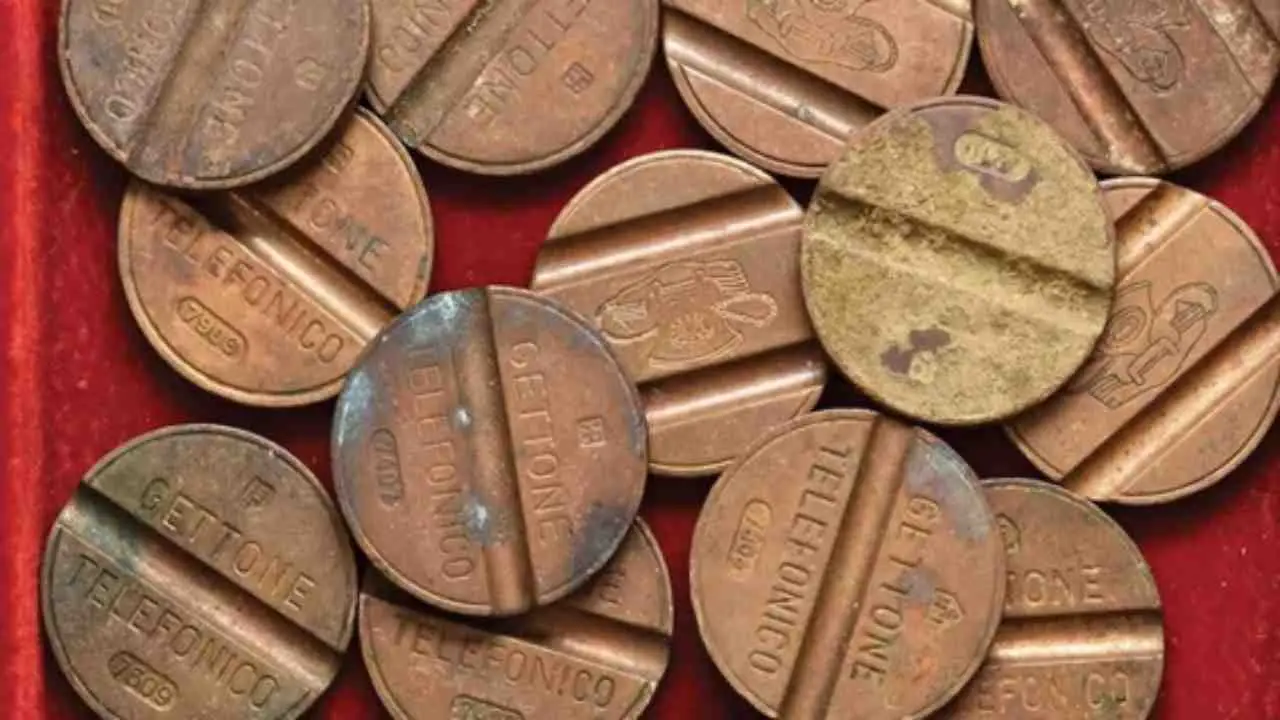 Hai trovato vecchi gettoni telefonici? Ecco quanto valgono davvero oggi i più rari