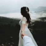 Atelier bridal con abiti esposti e atmosfera raffinata, rappresentazione visiva di un branding elegante pensato per le nuove spose digitali