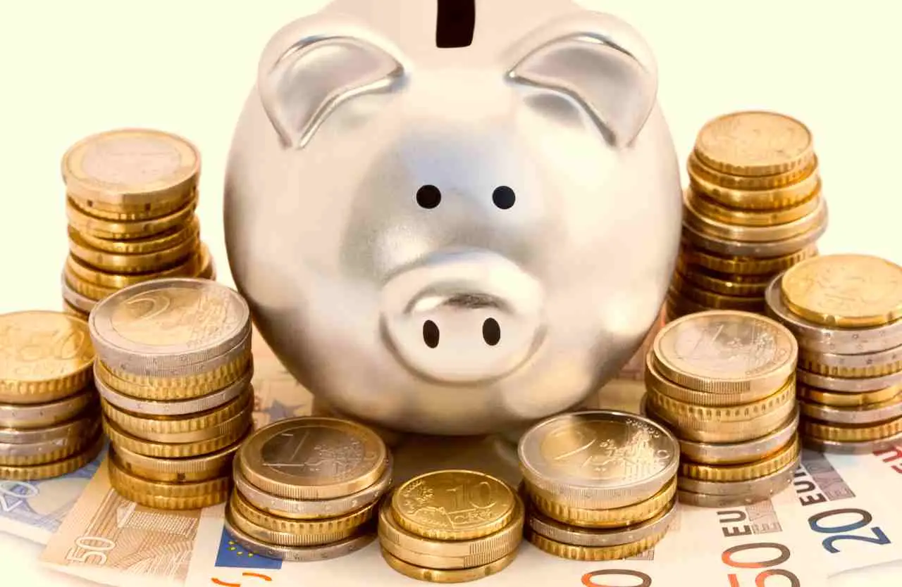 Mettere i soldi nel conto corrente è un errore: ecco la forma di risparmio migliore